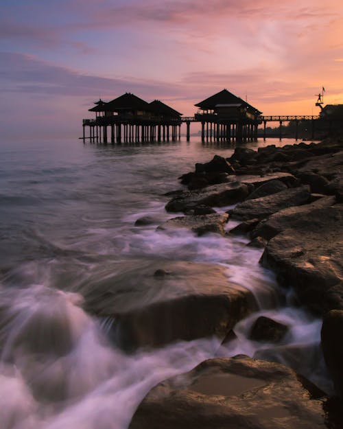 Foto profissional grátis de alvorecer, bali, bangalôs sobre a água