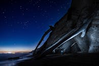 长时间曝光拍摄星夜，欣赏壮观的悬崖与海景