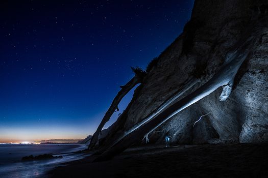 长时间曝光拍摄星夜，欣赏壮观的悬崖与海景