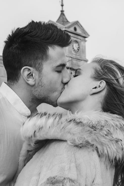 Free Monochrome Photo of a Romantic Couple Kissing Stock Photo