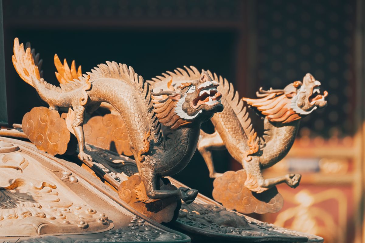 Dragon Hero Zaman Takip Aracı simgeleyen ejderha heykeli ve antik takvim
