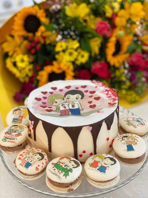 Free Round Cake with Couple Design Stock Photo