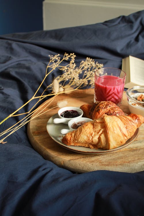 Ingyenes stockfotó croissant-ok, élelmiszer, fatábla témában