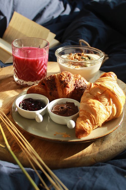 Ilmainen kuvapankkikuva tunnisteilla Aamiainen, croissantit, lähikuva