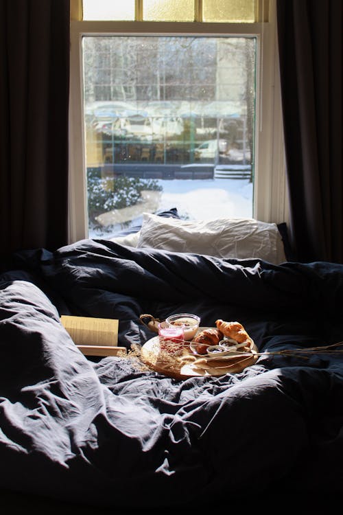 Ilmainen kuvapankkikuva tunnisteilla aamupala vuoteeseen, croissantit, kirja