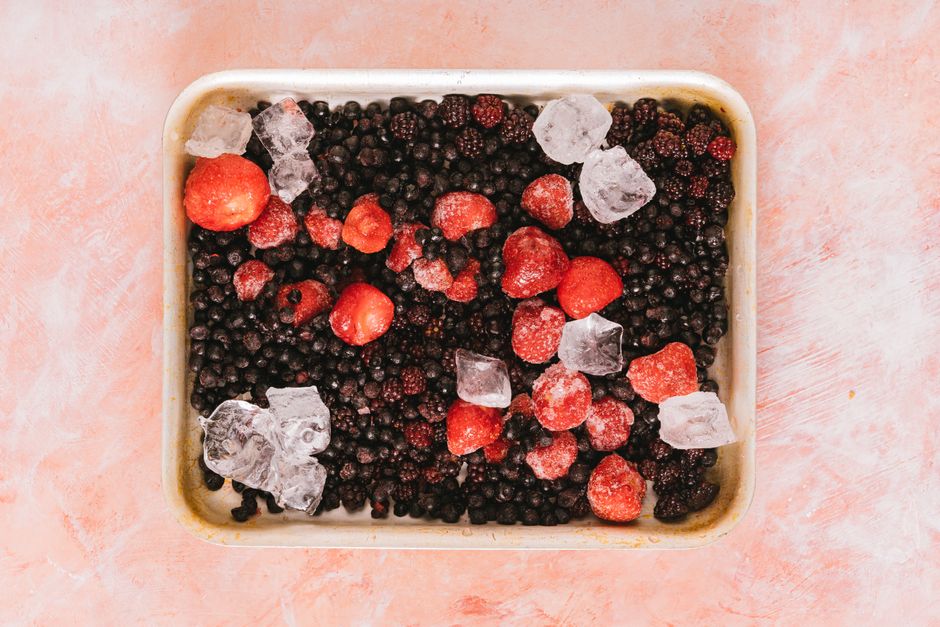 Mezcla de frutos rojos congelados (arándanos, frambuesas y fresas) en bolsa de congelador