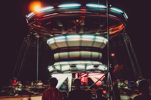 Fotografia De Silhuetas De Pessoas Na Frente De Um Passeio De Circo