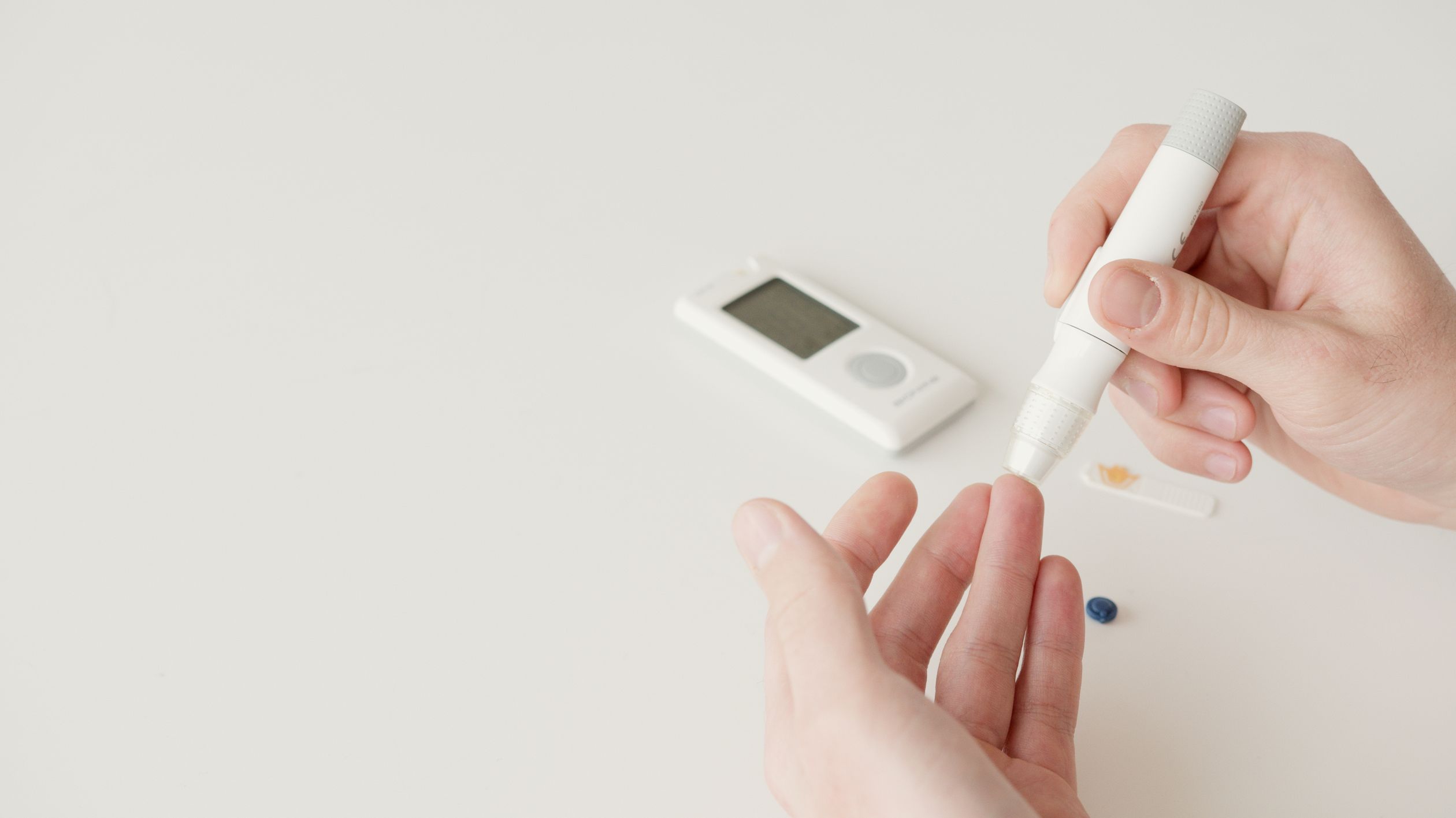 Exame de sangue para avaliação de glicemia e insulina, ferramentas essenciais para diagnóstico de resistência metabólica