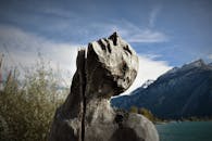 山间湖泊风景优美，背景中乡村木刻的特写视图