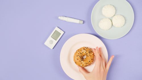Free Flat lay of diabetes-related items with food on a pastel background. Stock Photo