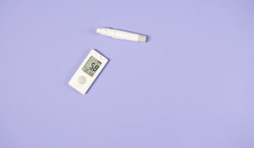 Darmowe zdjęcie z galerii z długopis lancetowy, glukometr, jasnofioletowe tło