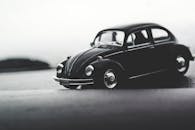 特写镜头下，经典大众甲壳虫玩具车表面光滑，光线柔和