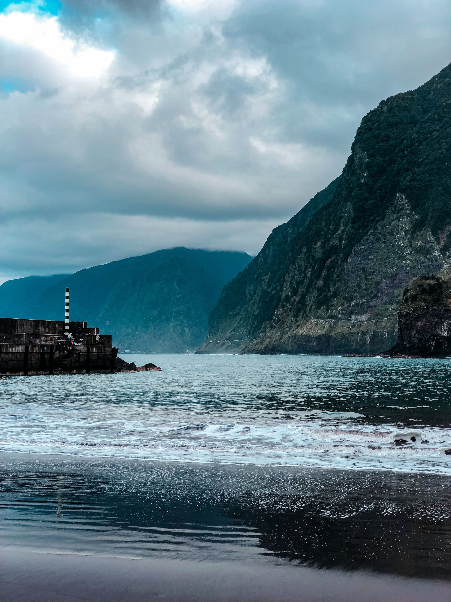 Seixal na Maderze – czarna plaża, ocean i zielone góry