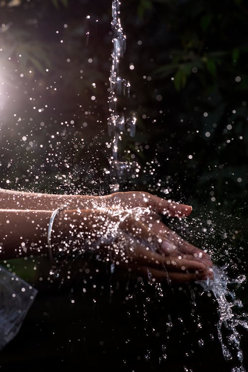 Mano Humana Bajo Agua Vertida