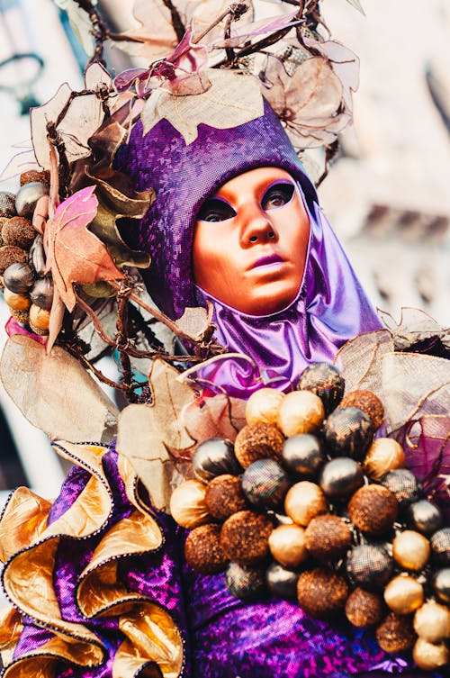 Foto de stock gratuita sobre baile de máscaras, carnaval, disfraz, flores,  máscara, tiro vertical, tocado, veneciano, vestido