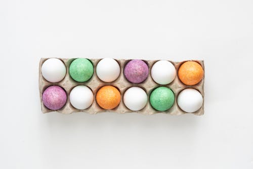 Darmowe zdjęcie z galerii z barwiony, białe tło, karton jajek