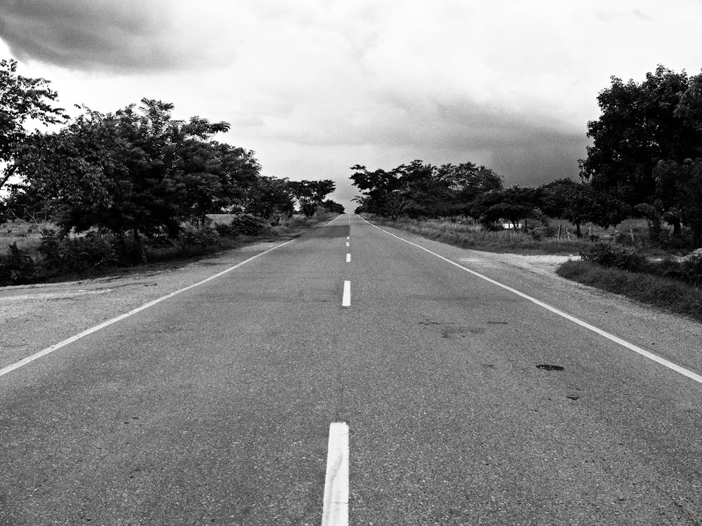 Gratis Fotografía En Escala De Grises De Una Carretera De Hormigón Durante El Día Foto de stock