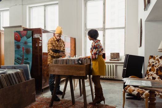 How to choose the perfect retro color palette for your room image