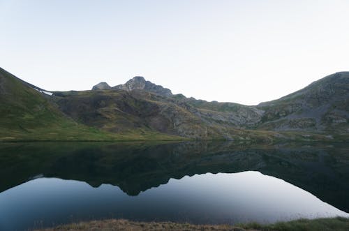 Gratis arkivbilde med bakgrunnsbilde, fjell, innsjø