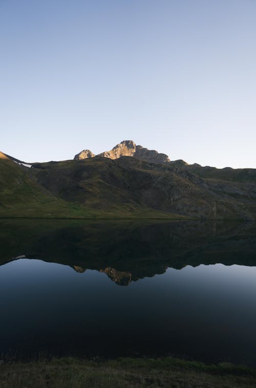 湖邊的綠色和棕色山