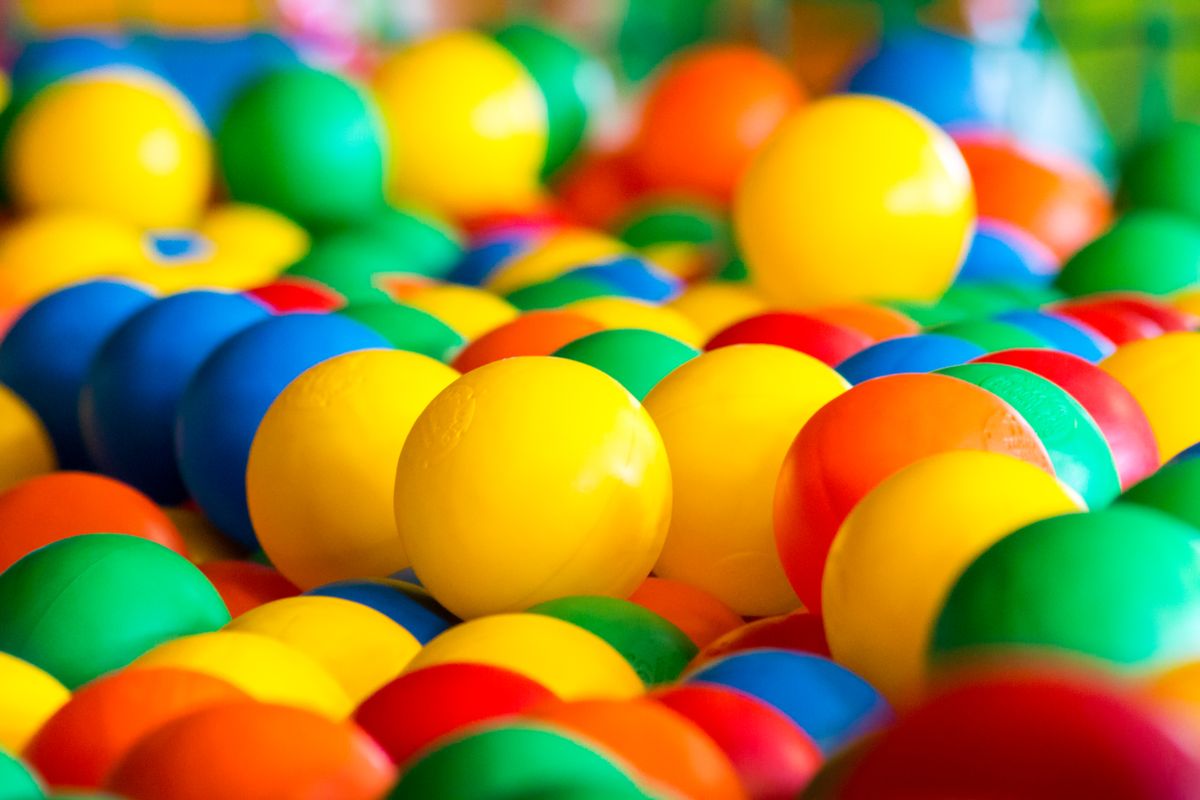 Renkli tahta üzerinde bingo kartları ve numaralı toplar