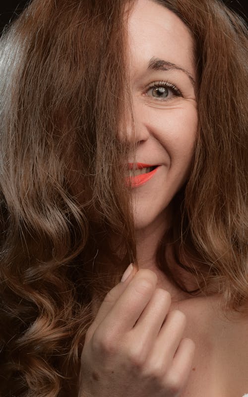 口紅, 咖啡色頭髮的女人, 垂直拍摄 的 免费素材图片