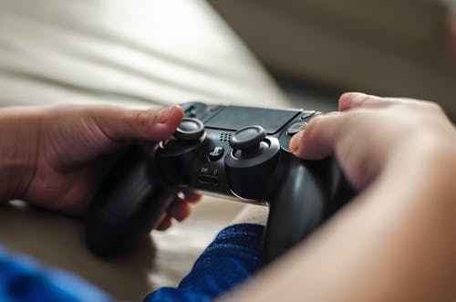 Безкоштовне стокове фото на тему «Playstation, впритул, геймпад»