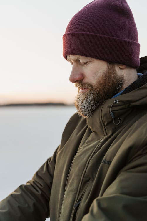 Free A Man Wearing a Beanie and a Jacket  Stock Photo