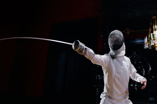 Gratis Immagine gratuita di atleta, combattimento con la spada, divisa da scherma Foto a disposizione