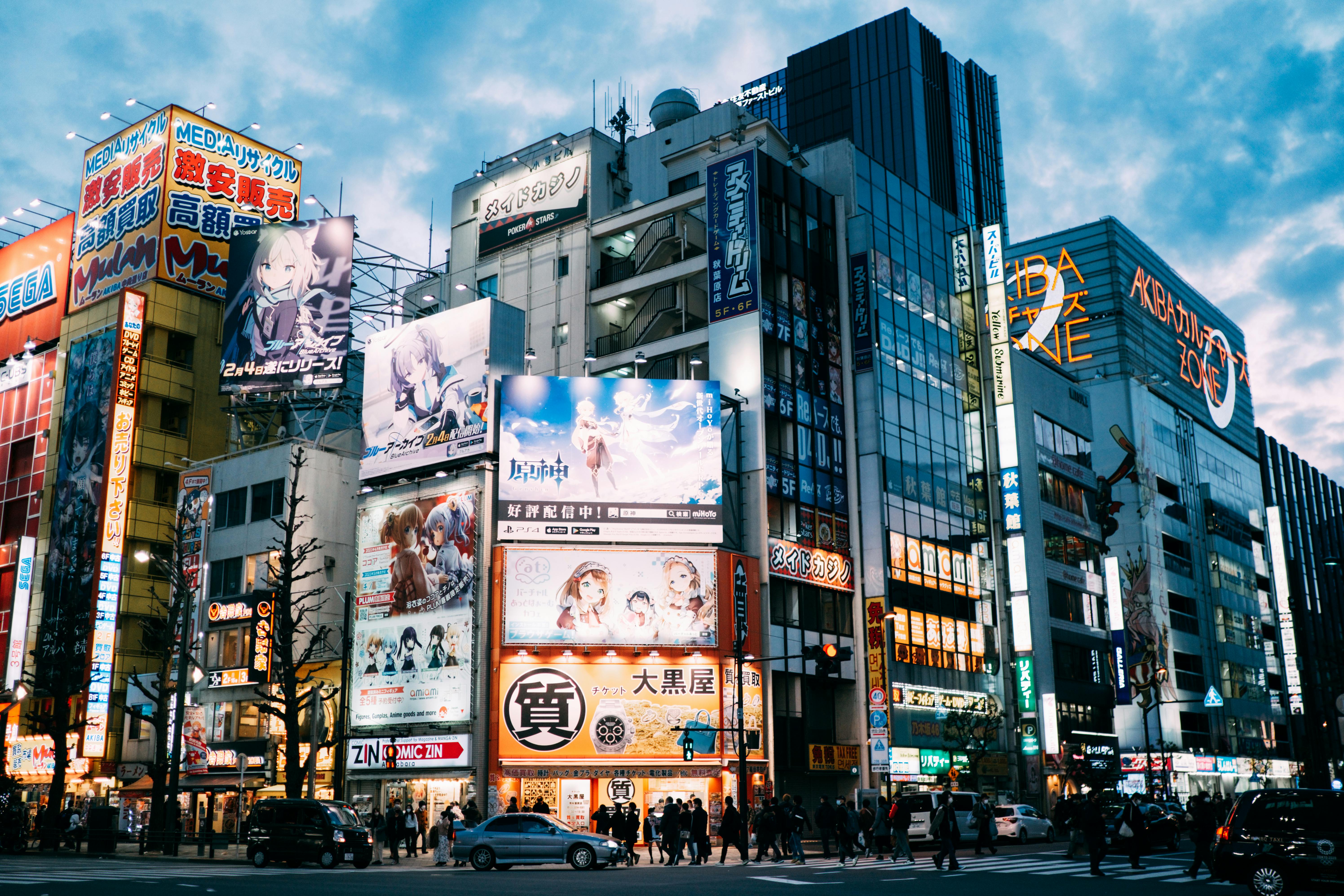 Crowded city street with illuminated modern architecture \u00b7 Free Stock Photo