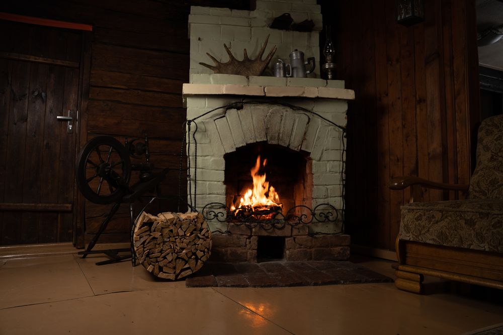 Chimenea de leña encendida