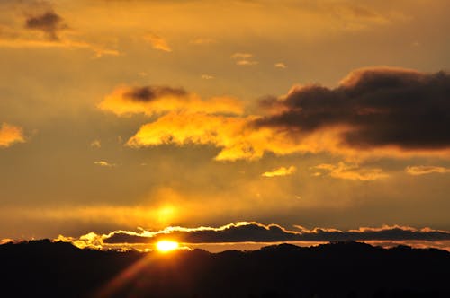 grátis Silhueta Das Montanhas Durante O Pôr Do Sol Foto profissional
