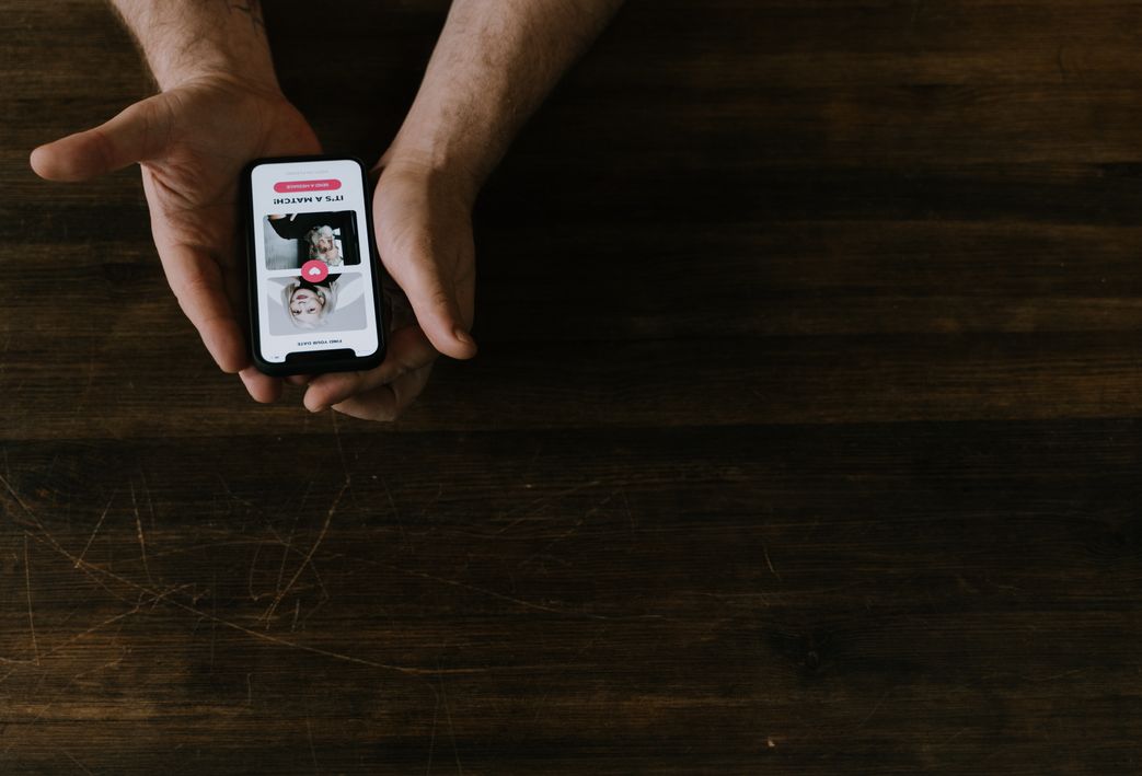 Online dating: starting a conversation on a niche platform
