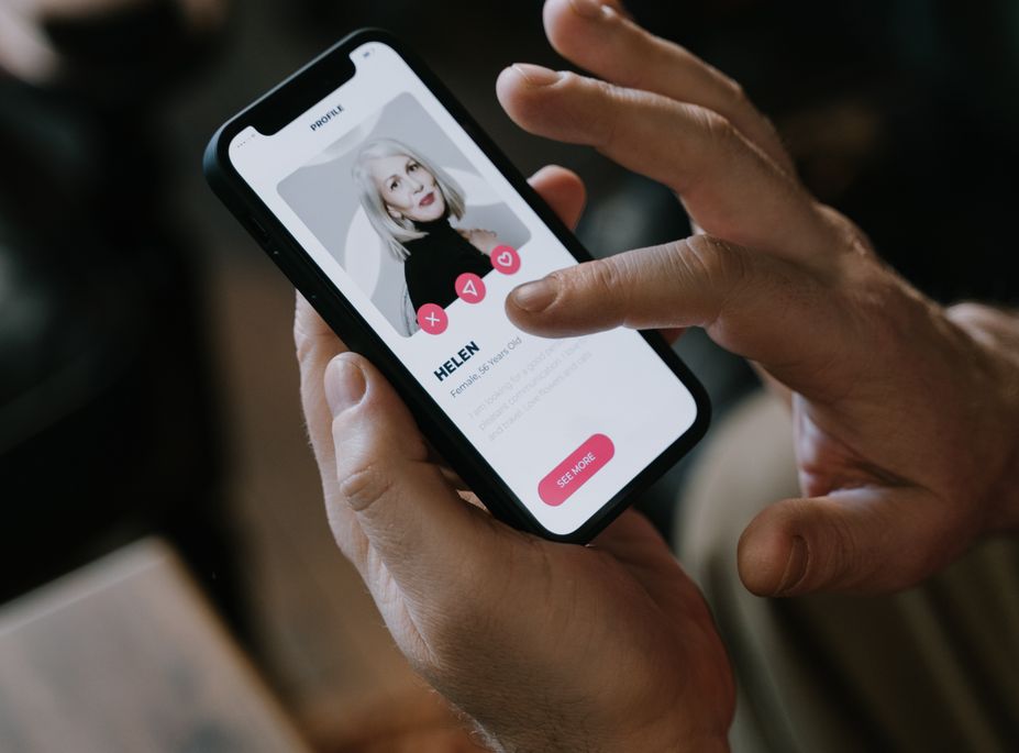 Online dating: starting a conversation on a niche platform