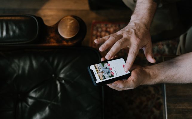 Online dating: starting a conversation on a niche platform