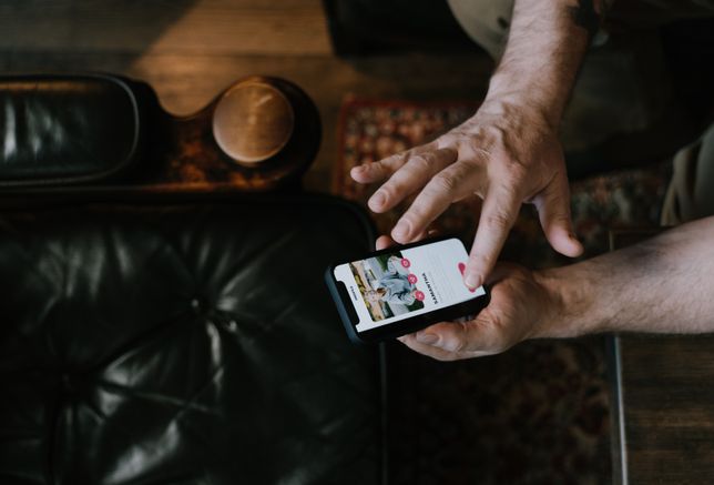 Online dating: starting a conversation on a niche platform