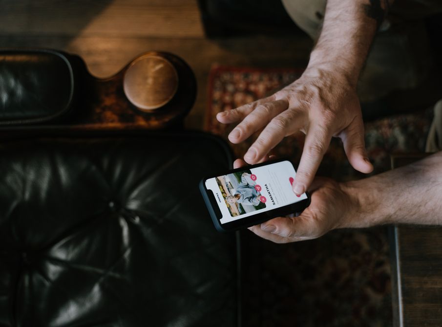 Online dating: starting a conversation on a niche platform