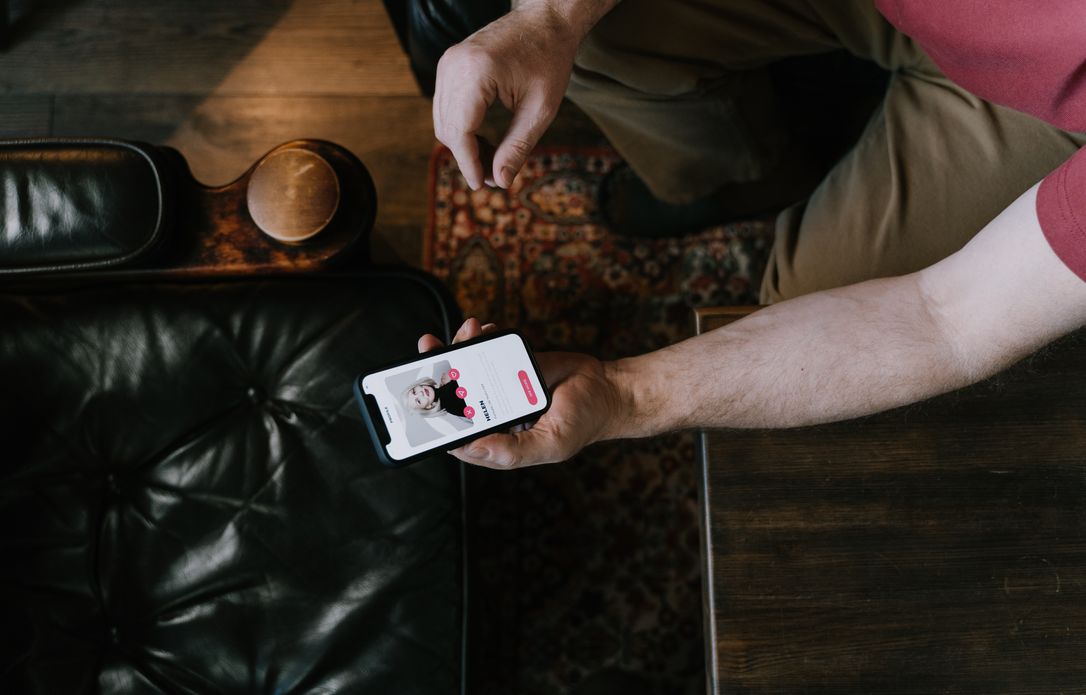 Online dating: starting a conversation on a niche platform