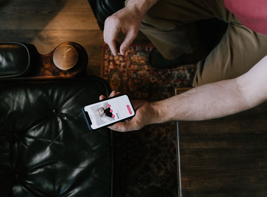 Online dating: starting a conversation on a niche platform