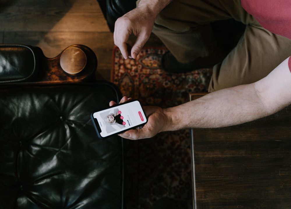 Online dating: starting a conversation on a niche platform