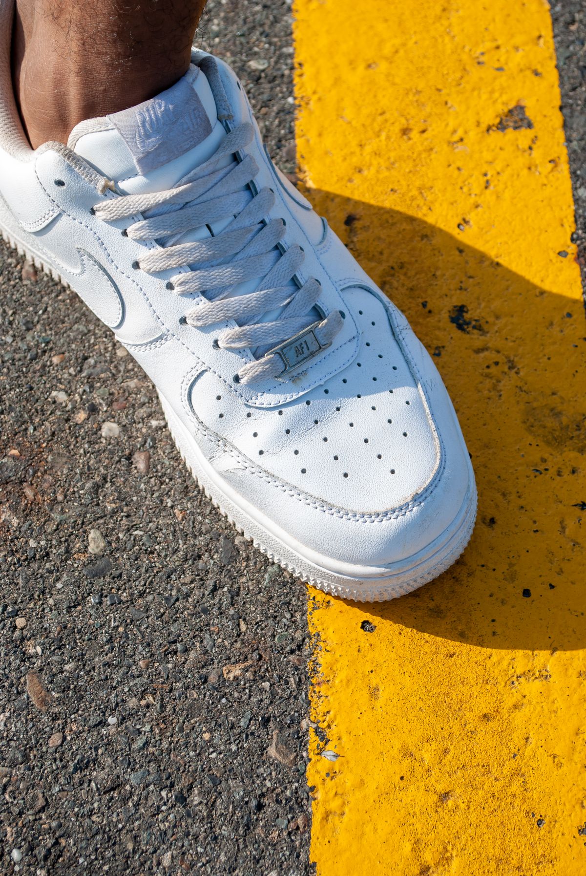 Vans Old Skool và sneaker trắng kinh điển trên phố