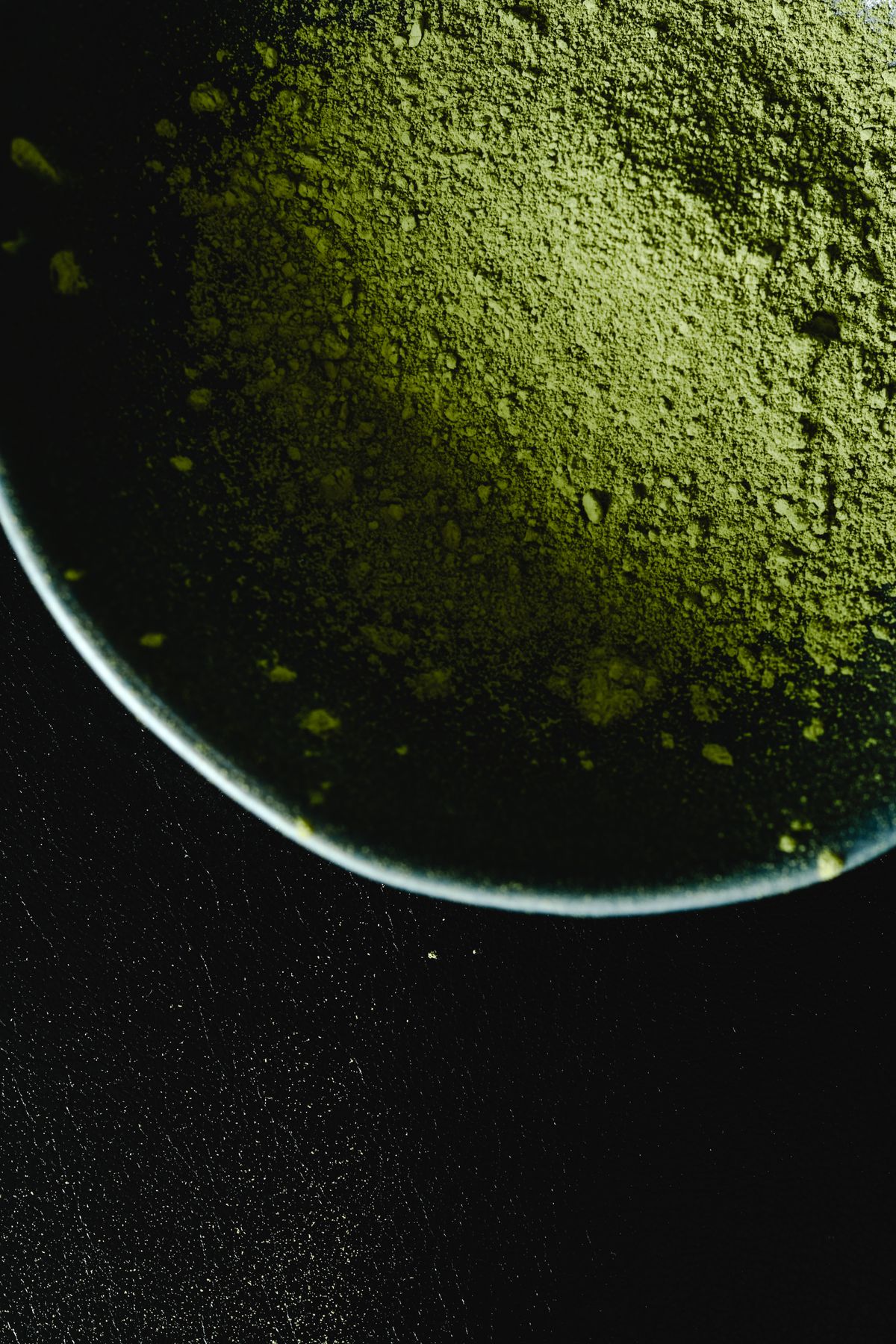 Extreme Nahaufnahme von Matcha-Pulver in einer Schale – samtige Textur, intensives Grün
