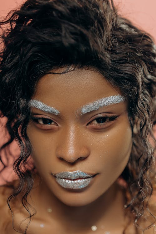 Tinte de cejas. Foto: Mikhail Nilov en Pexels