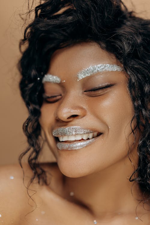 Základová fotografie zdarma na téma afroameričanka, kreativní, kudrnaté vlasy