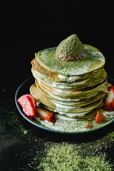Toast au beurre d'arachide et à la banane avec des œufs pochés