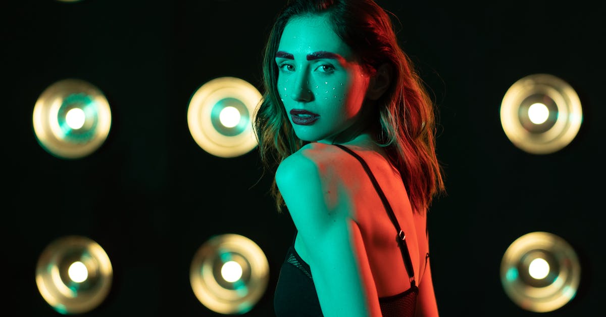 contoh thumbnail eye-catching dengan kontras tinggi