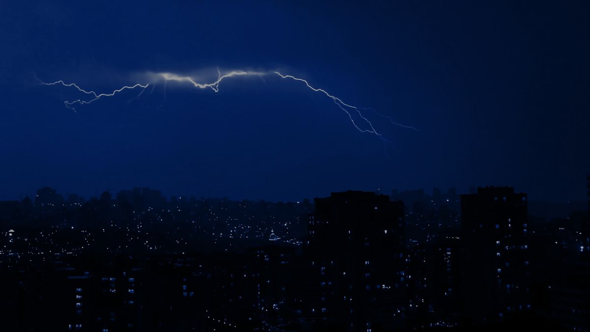 İstanbul silueti üzerinde şimşek çakan fırtınalı gece (temsilî görsel) — Meteoroloji 11 il için sarı kodlu fırtına uyarısı yaptı