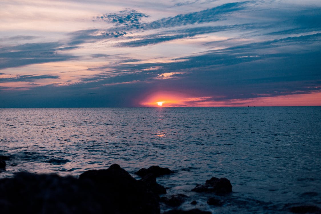 Ücretsiz Gün Batımında Sakin Deniz Stok Fotoğraflar