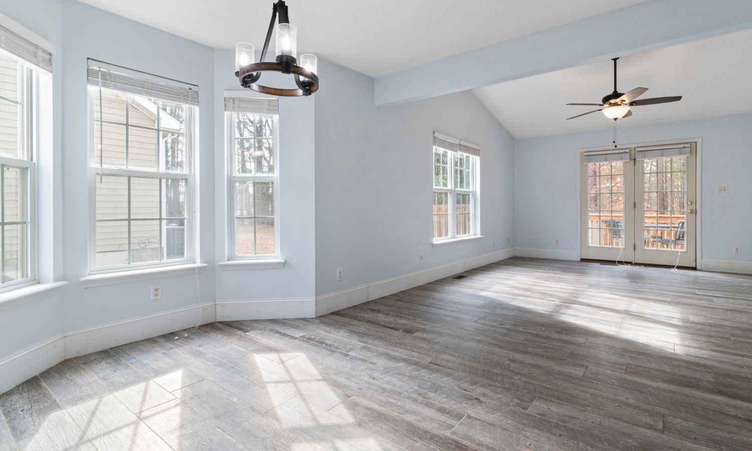 Salón vacío y luminoso antes de aplicar home staging
