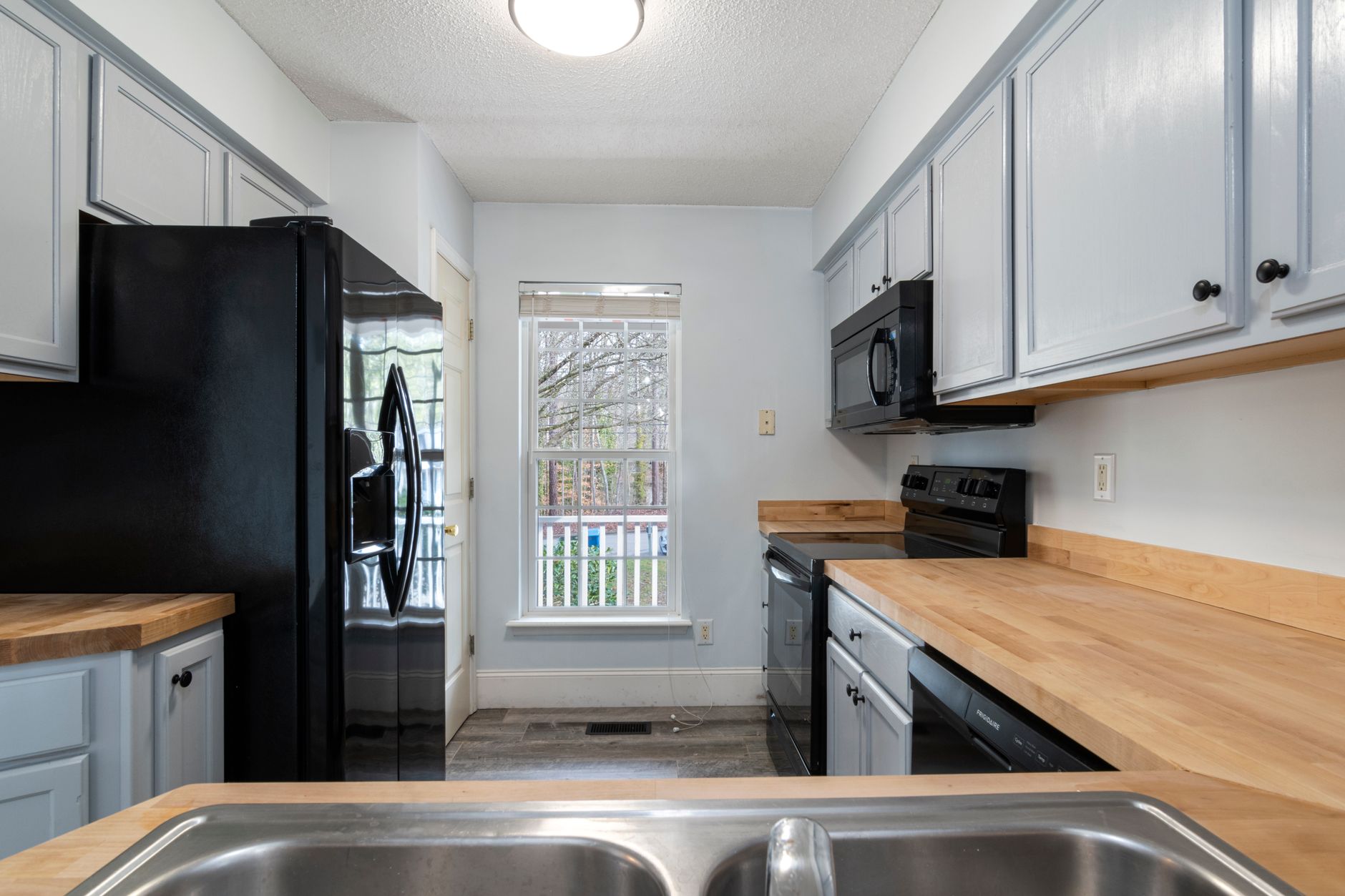 Dated kitchen with insufficient counter space and old appliances demonstrating remodeling need Dated kitchen with insufficient counter space and old appliances demonstrating remodeling need